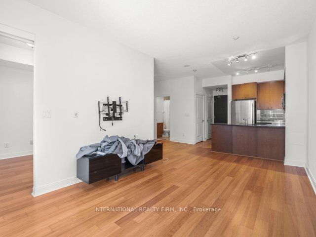 21 Scollard St, unit 101 for rent