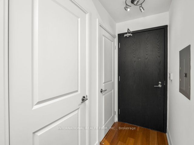 21 Scollard St, unit 101 for rent