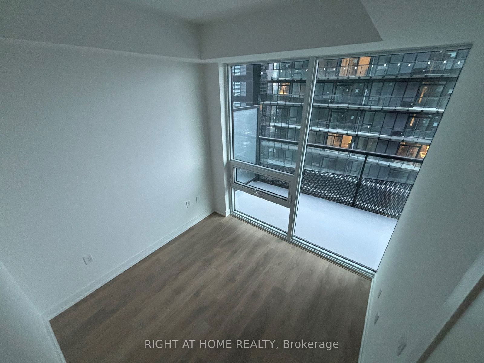 127 Broadway Ave, unit 2809 for rent