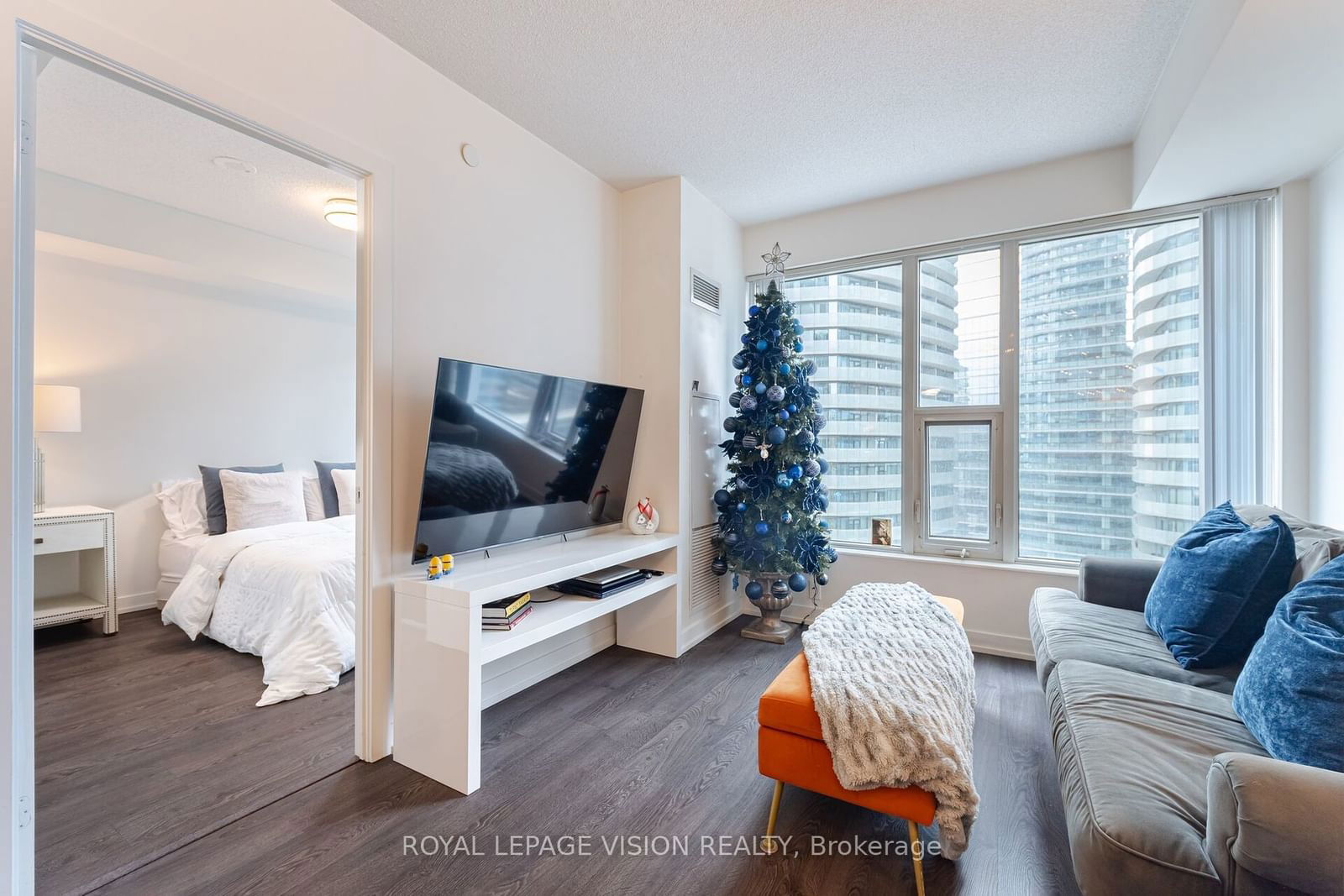 10 York St, unit 2401 for sale