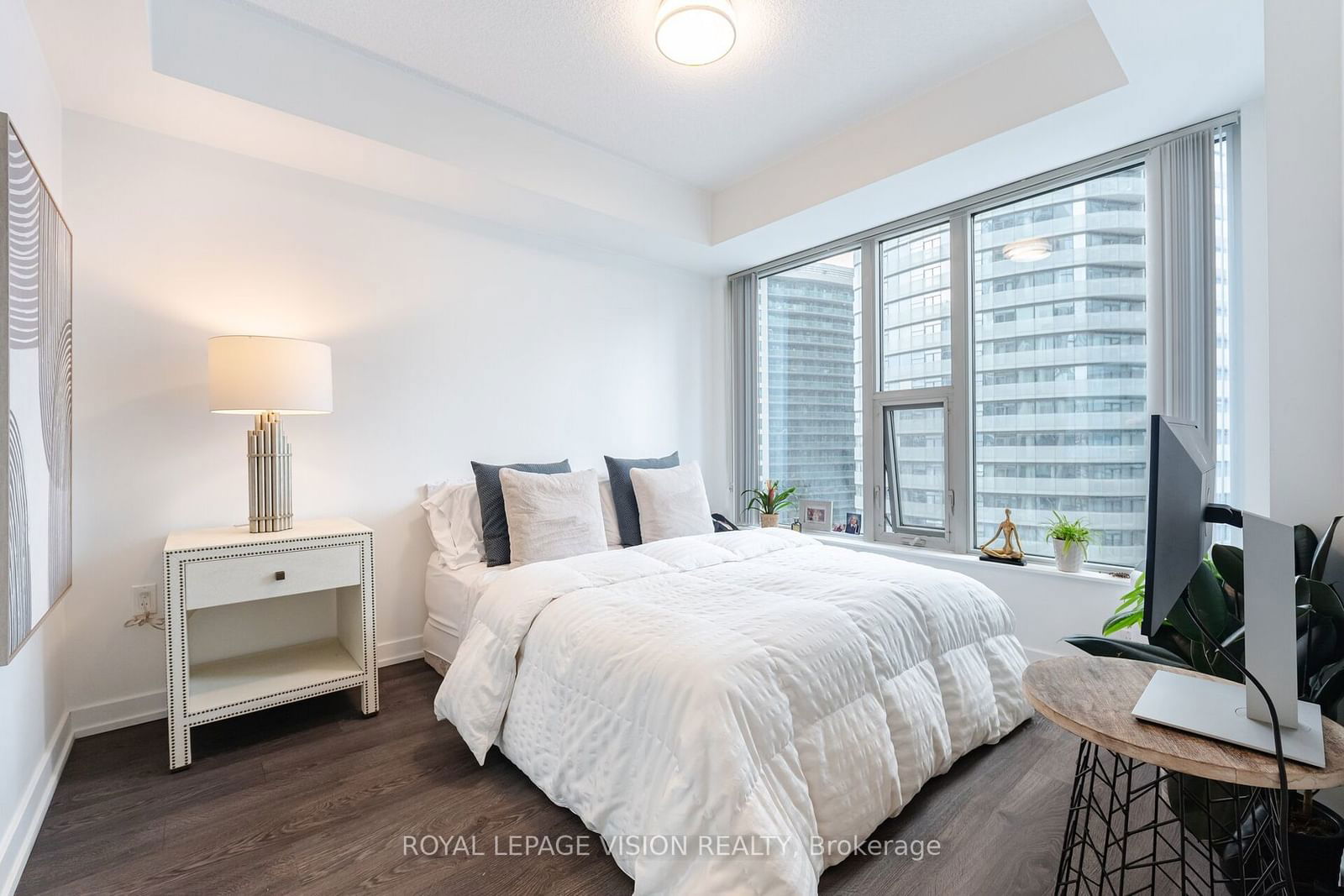 10 York St, unit 2401 for sale