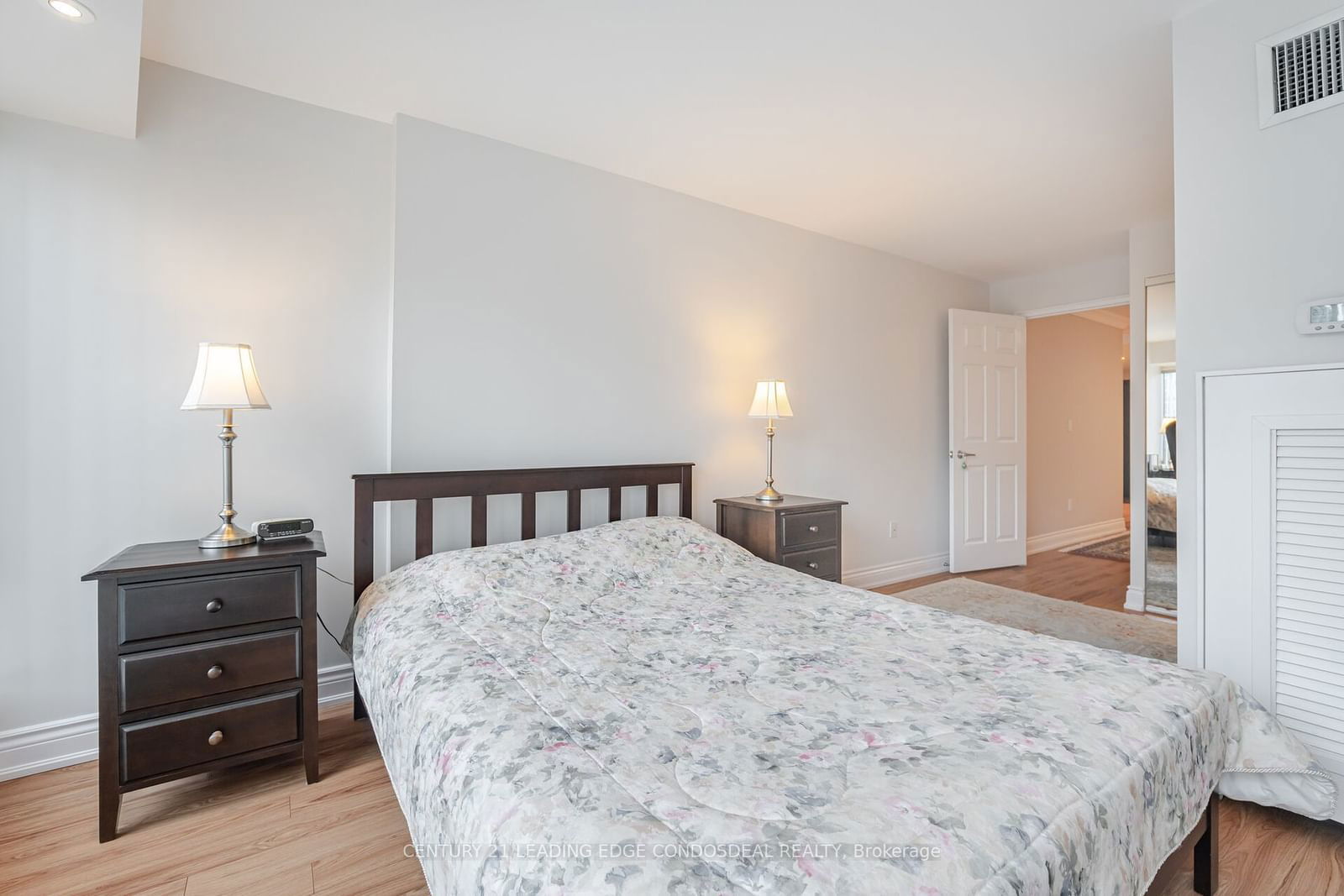 33 University Ave, unit 2106 for sale