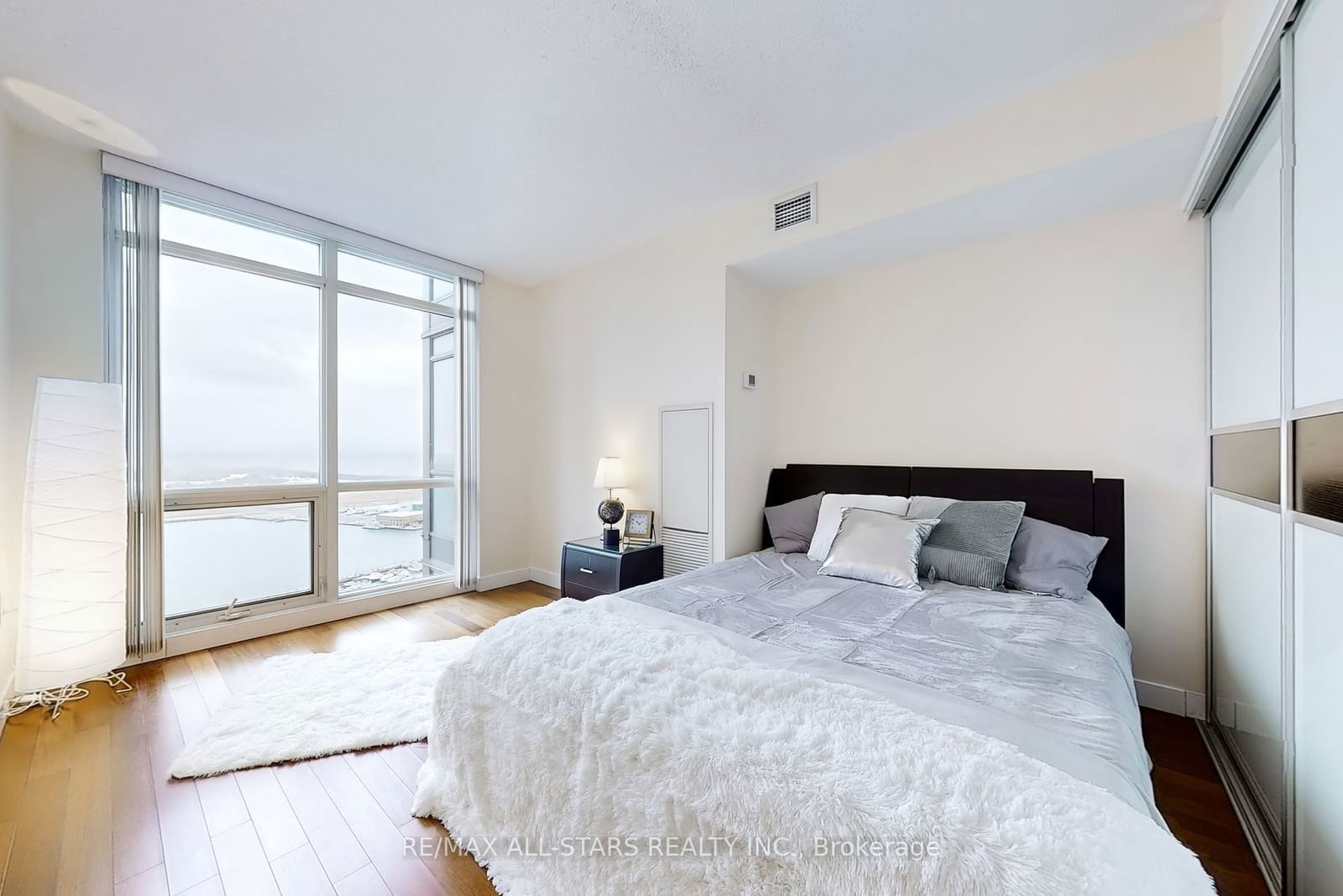 15 Fort York Blvd, unit 4211 for sale