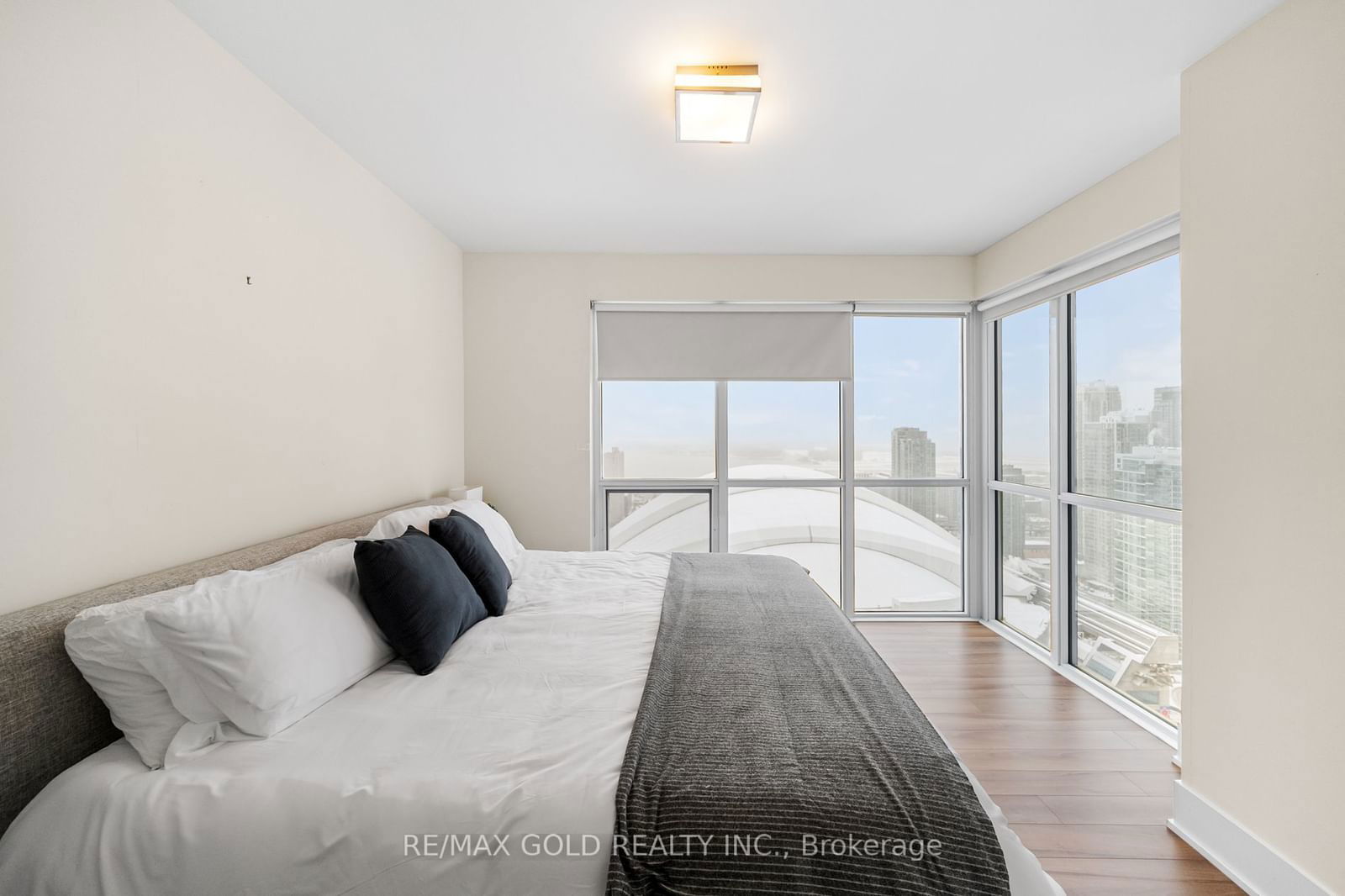 300 Front St W, unit 3712 for rent