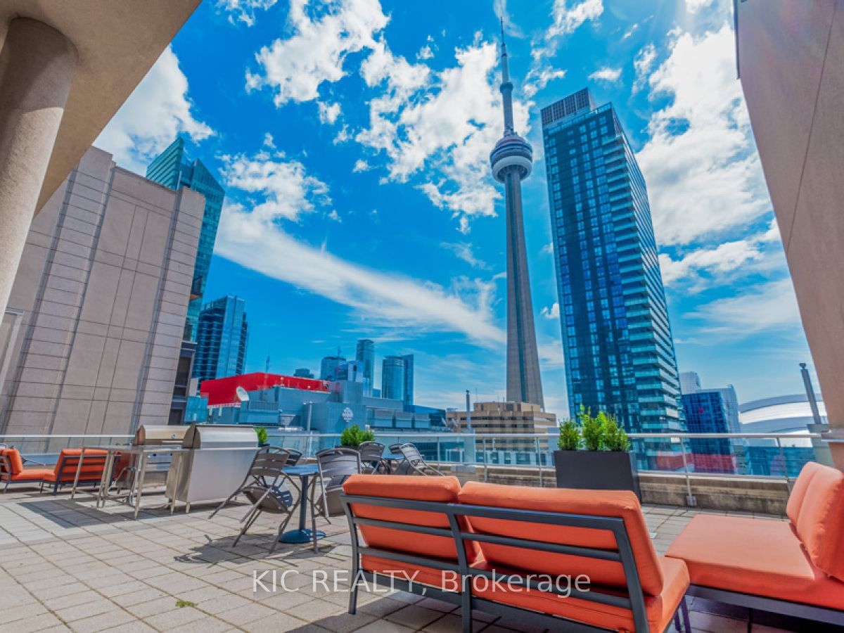 250 Wellington St W, unit 1727 for sale