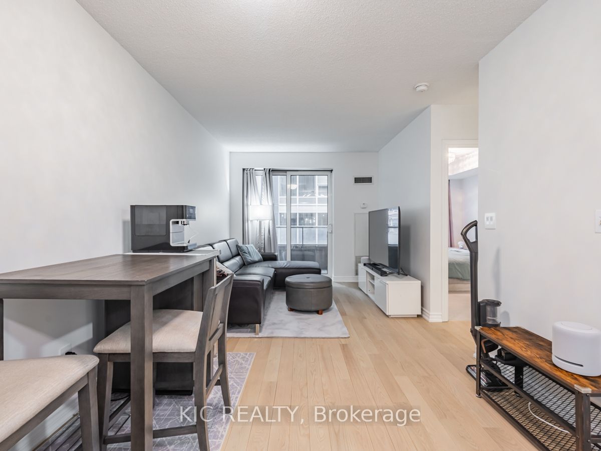 250 Wellington St W, unit 1727 for sale