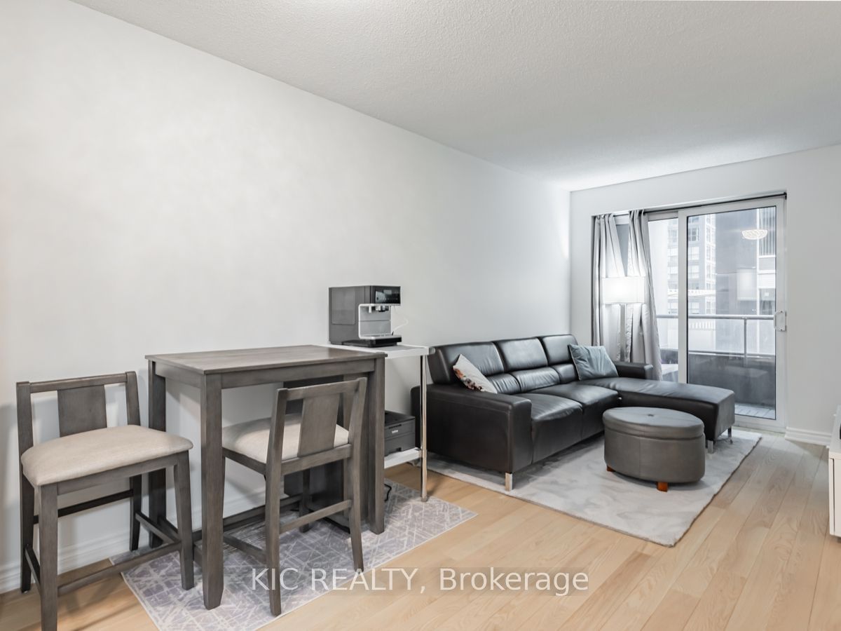 250 Wellington St W, unit 1727 for sale