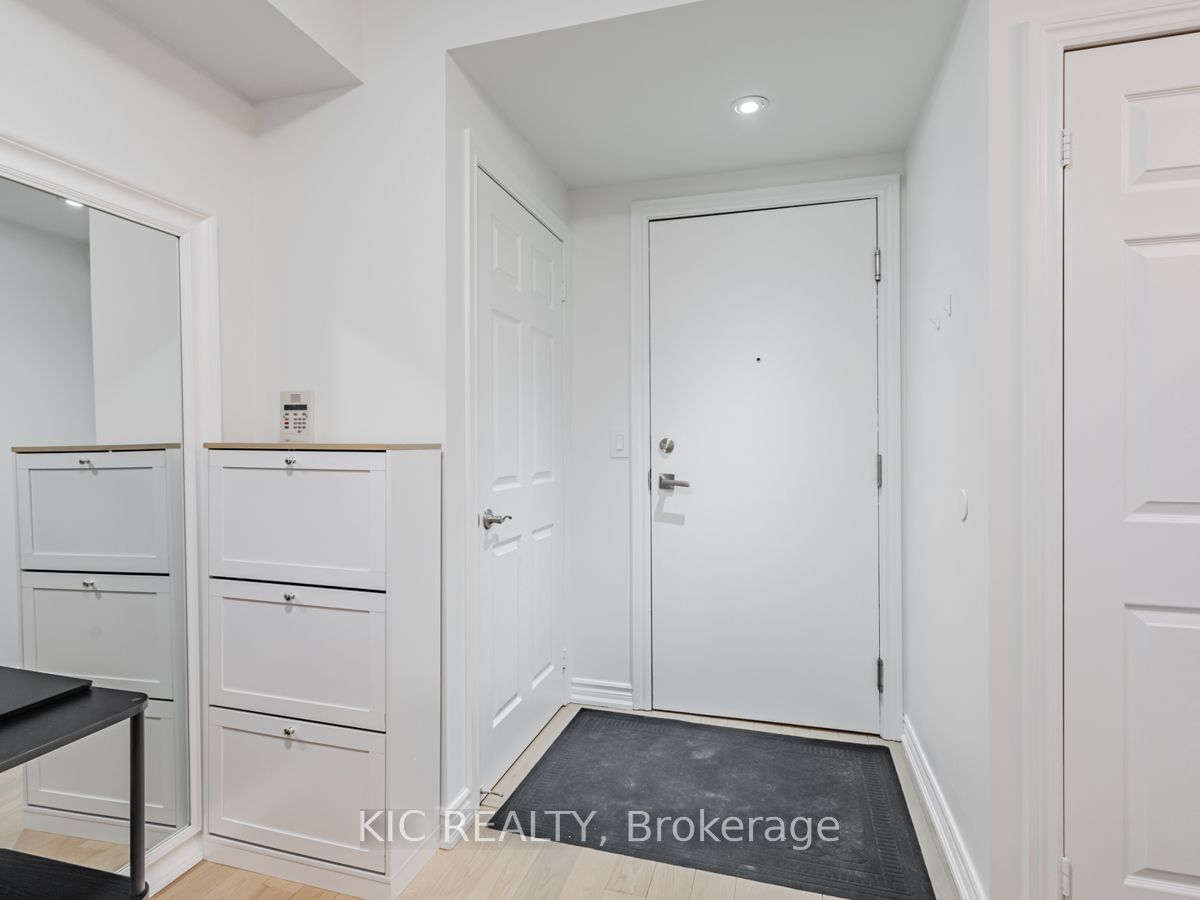 250 Wellington St W, unit 1727 for sale