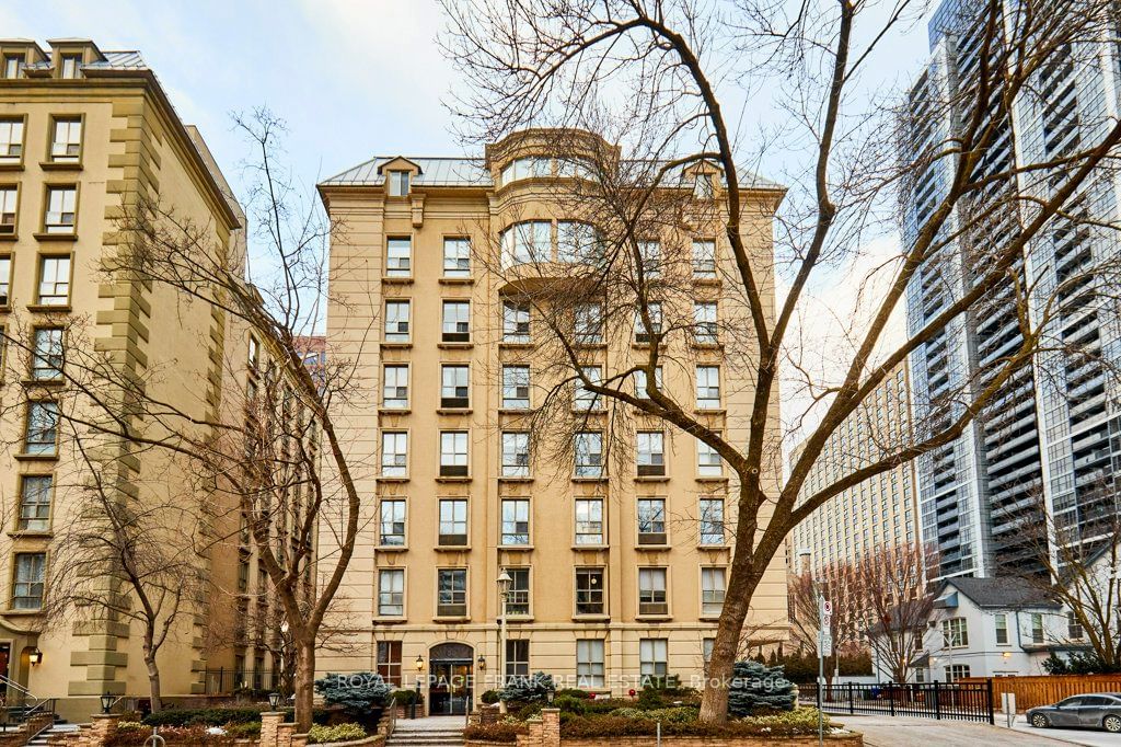 88 Charles St E, unit 301 for sale