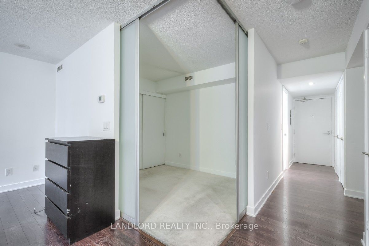 110 Charles St E, unit 611 for rent