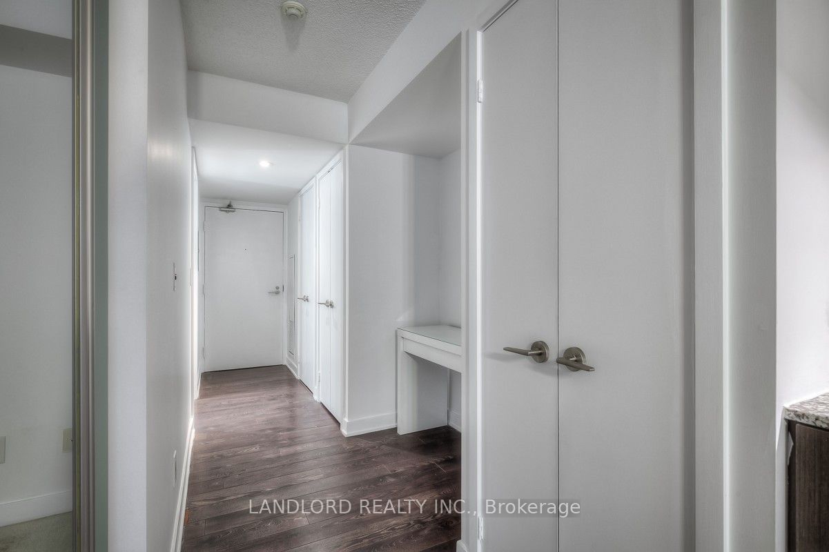 110 Charles St E, unit 611 for rent