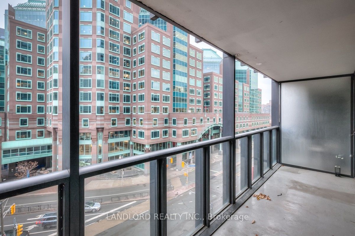 110 Charles St E, unit 611 for rent