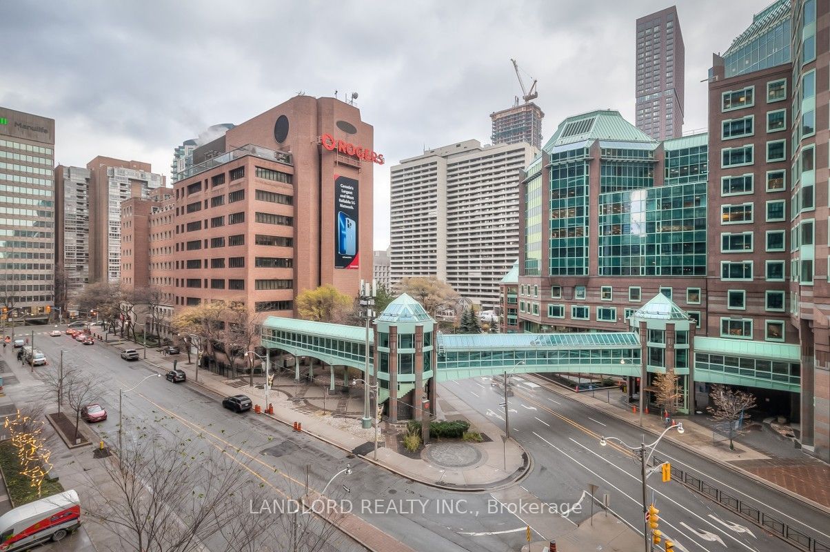 110 Charles St E, unit 611 for rent