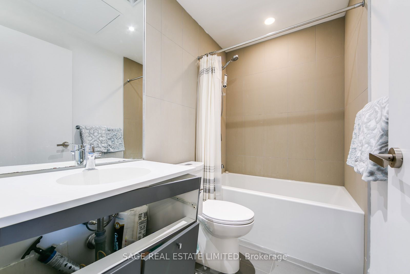 15 Grenville St, unit Ph02 for rent