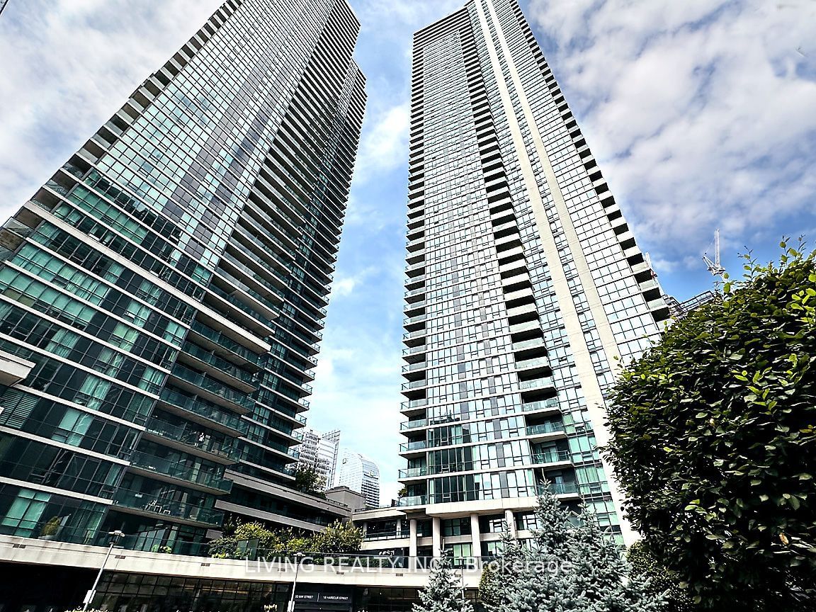 33 Bay St, unit 2811 for rent