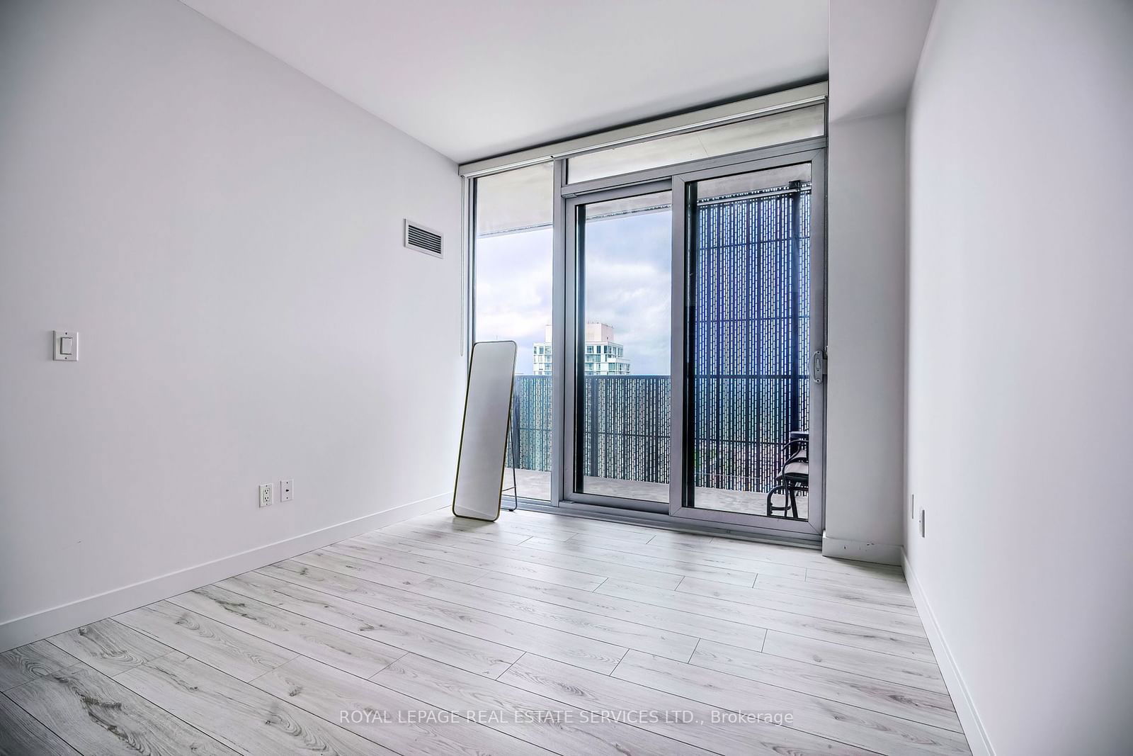 8 Eglinton Ave E, unit 2705 for sale