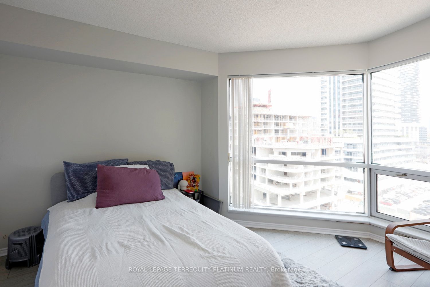 10 Yonge St, unit 1008 for rent