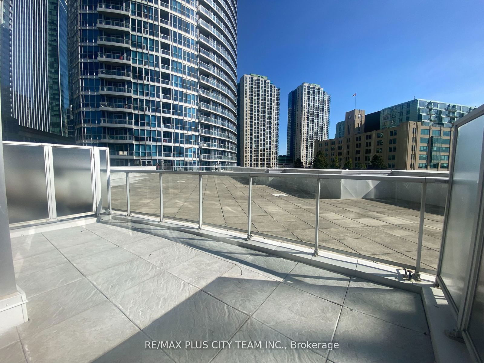 218 Queens Quay W, unit 403 for rent