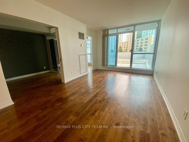 218 Queens Quay W, unit 403 for rent