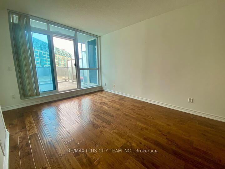 218 Queens Quay W, unit 403 for rent