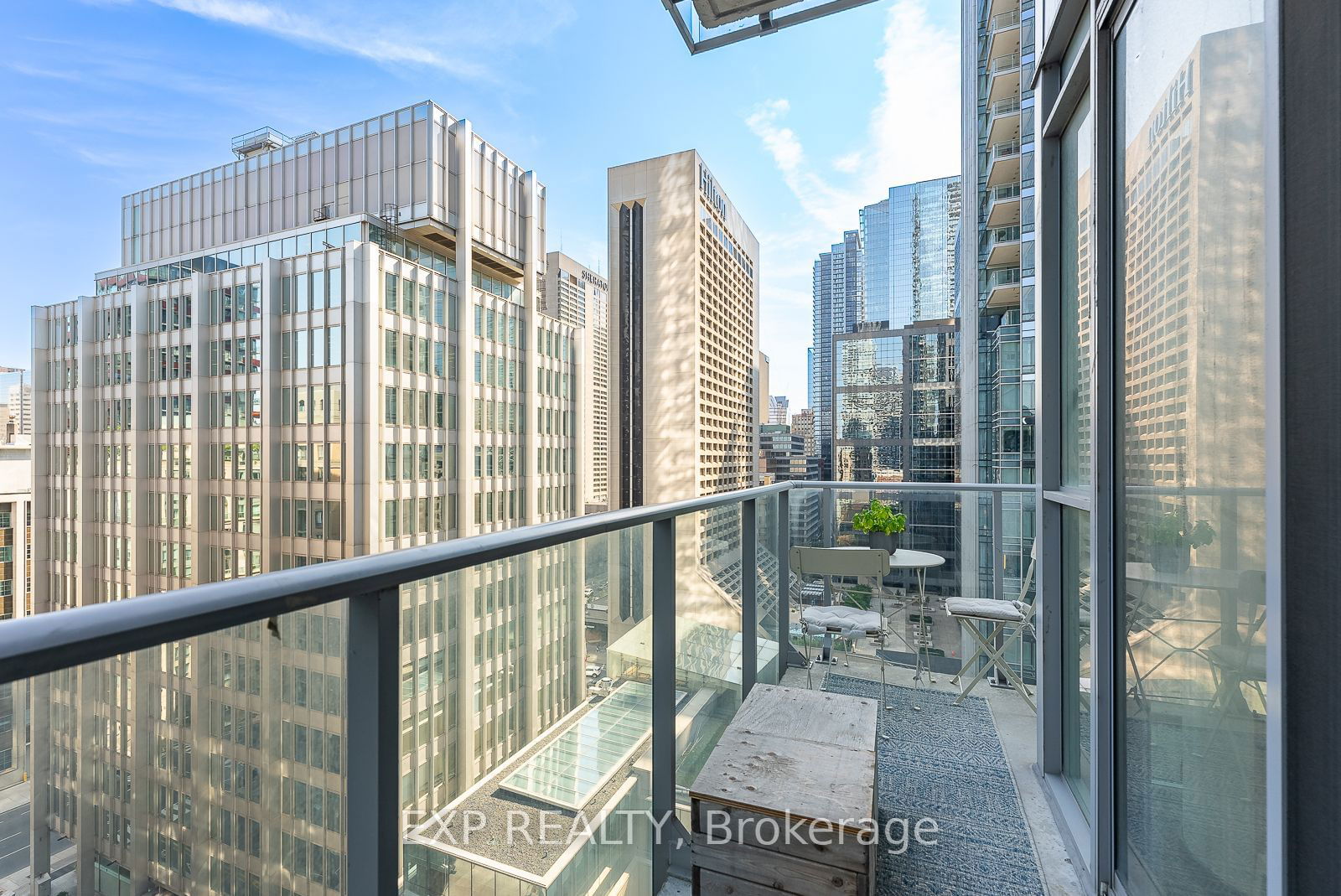 126 Simcoe St, unit 1407 for sale