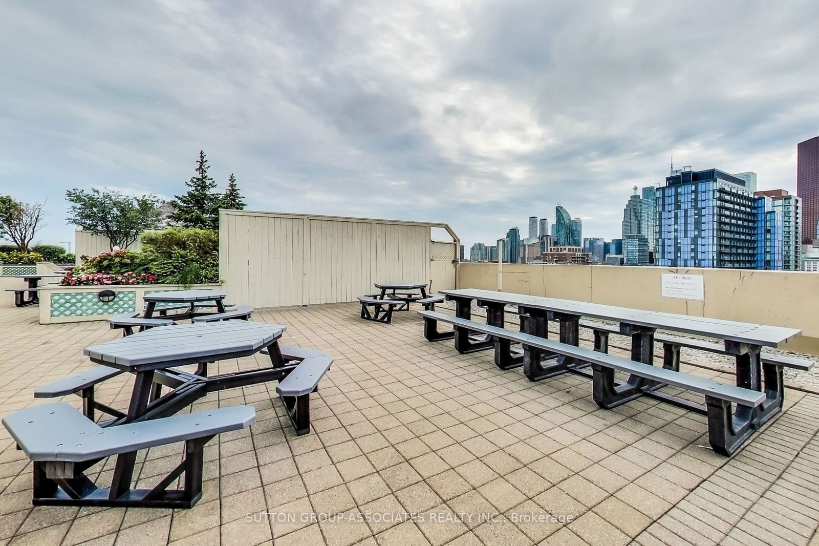 323 Richmond St E, unit 818 for sale