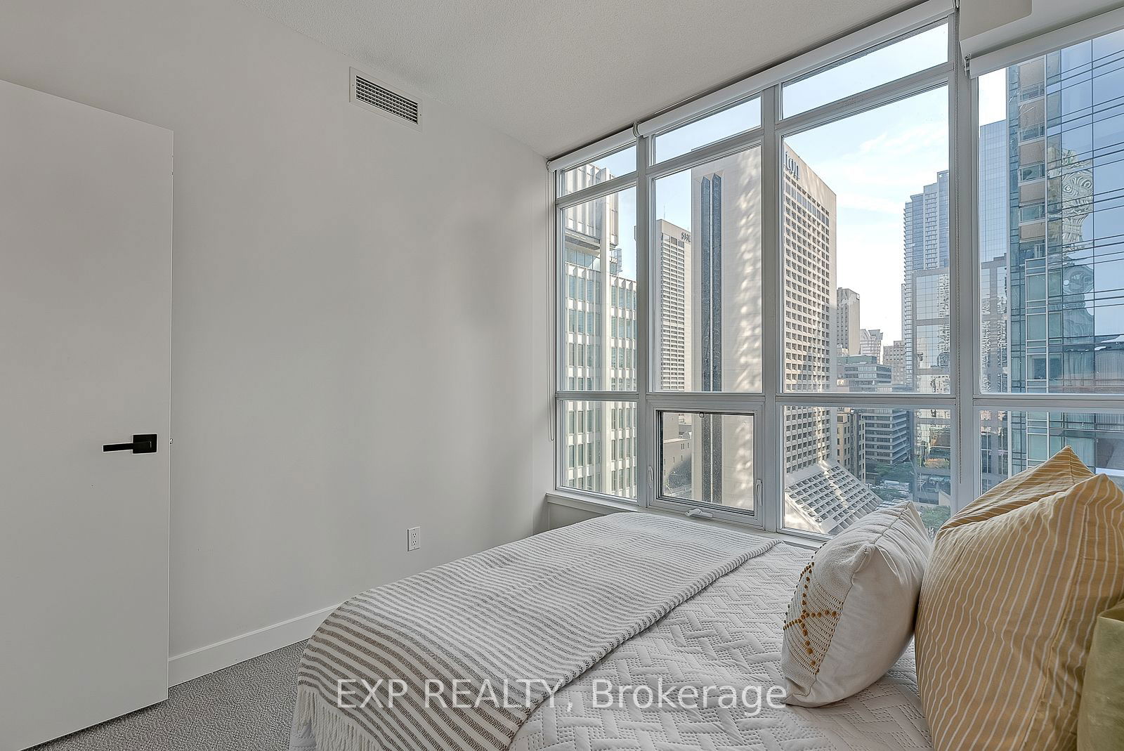 126 Simcoe St, unit 1407 for rent