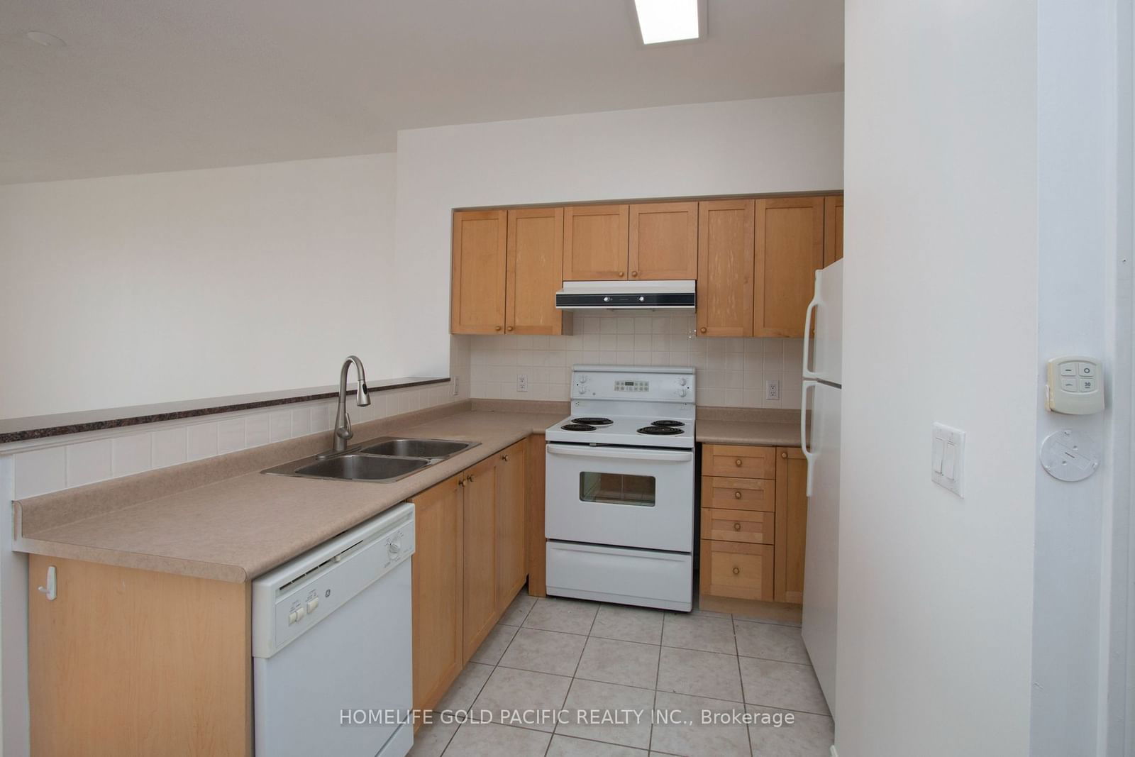 16 Dallimore Circ, unit 717 for rent