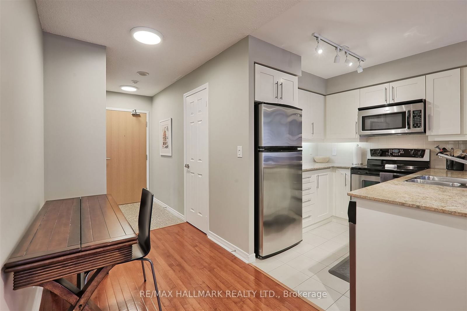 736 Spadina Ave, unit 1102 for rent