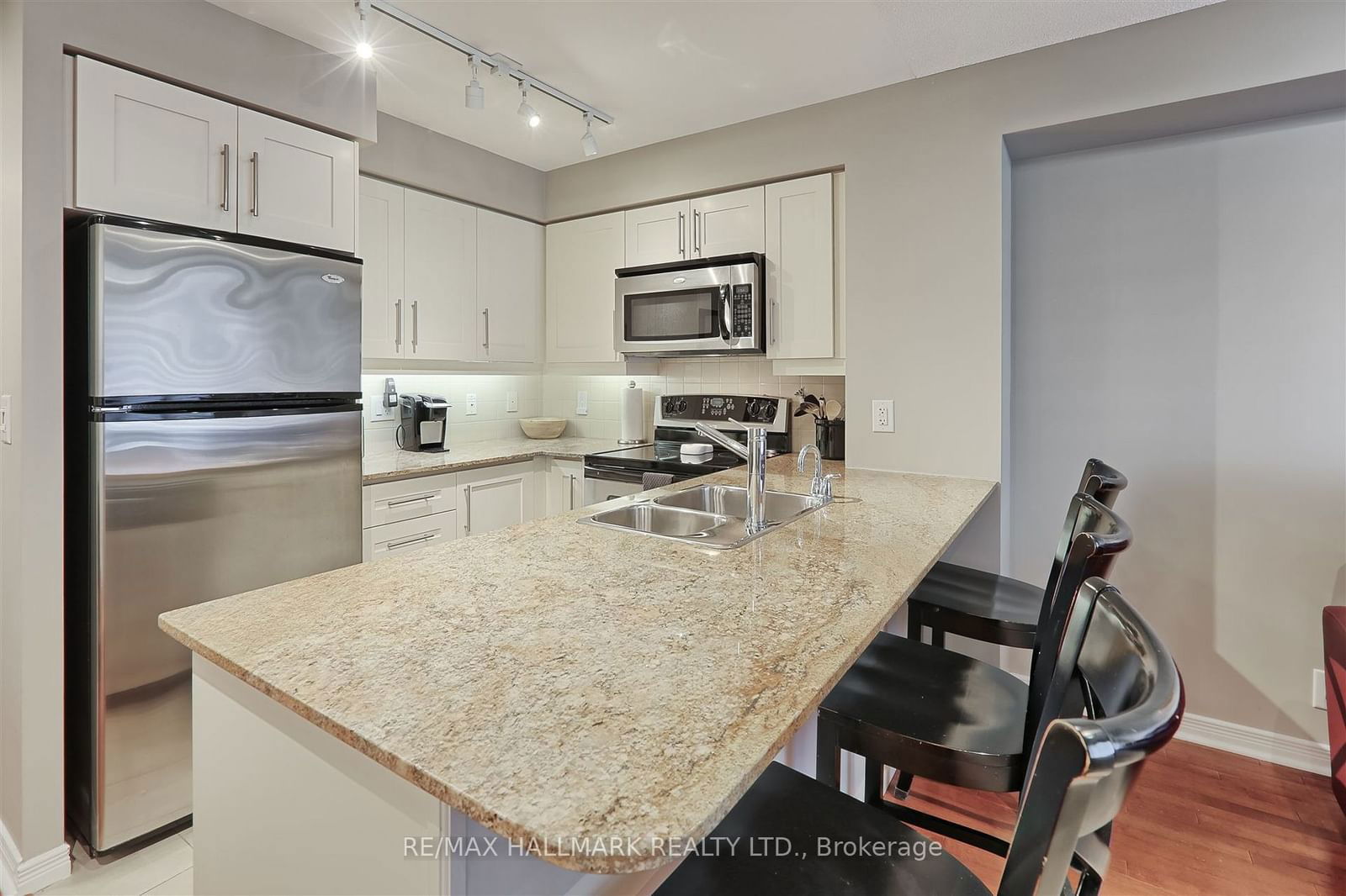 736 Spadina Ave, unit 1102 for rent