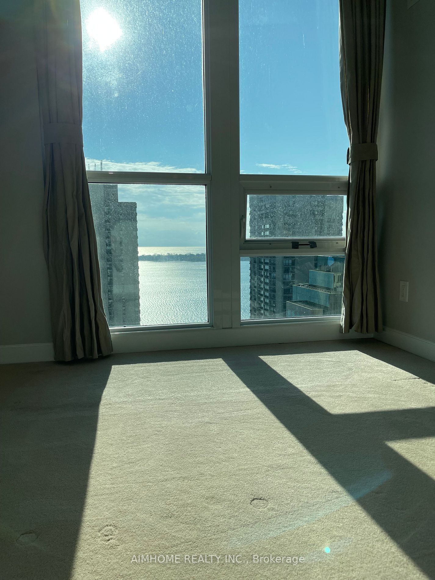 33 Bay St, unit 2912 for rent