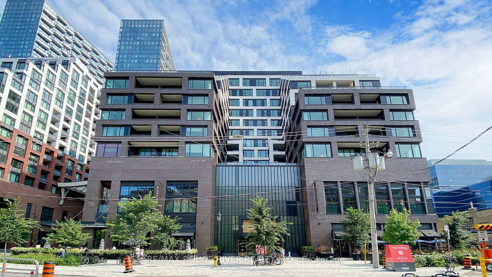 455 Wellington St W, unit 806 for sale