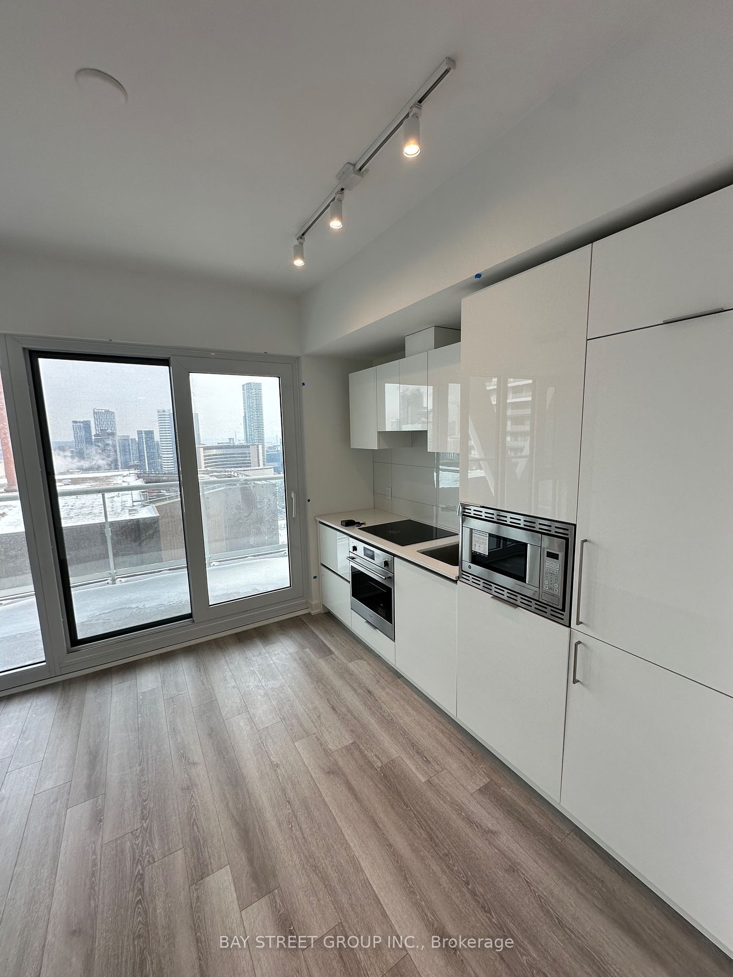 230 Simcoe St, unit 3413 for rent