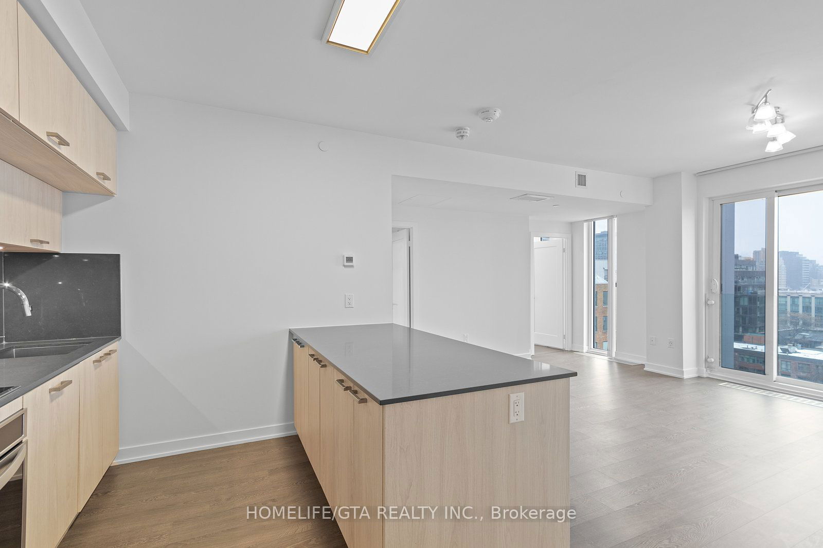 50 Mccaul St, unit 1014 for rent