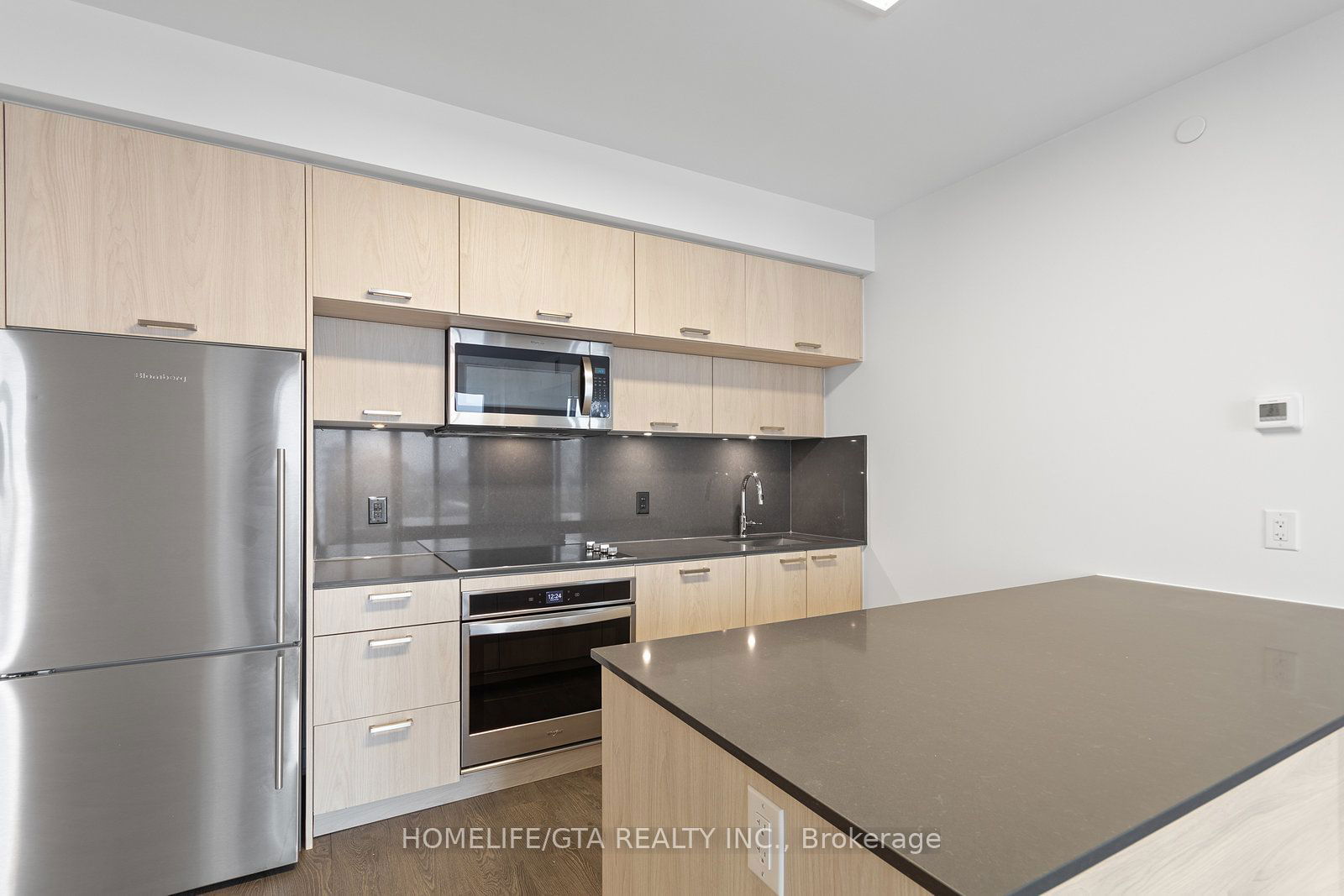 50 Mccaul St, unit 1014 for rent