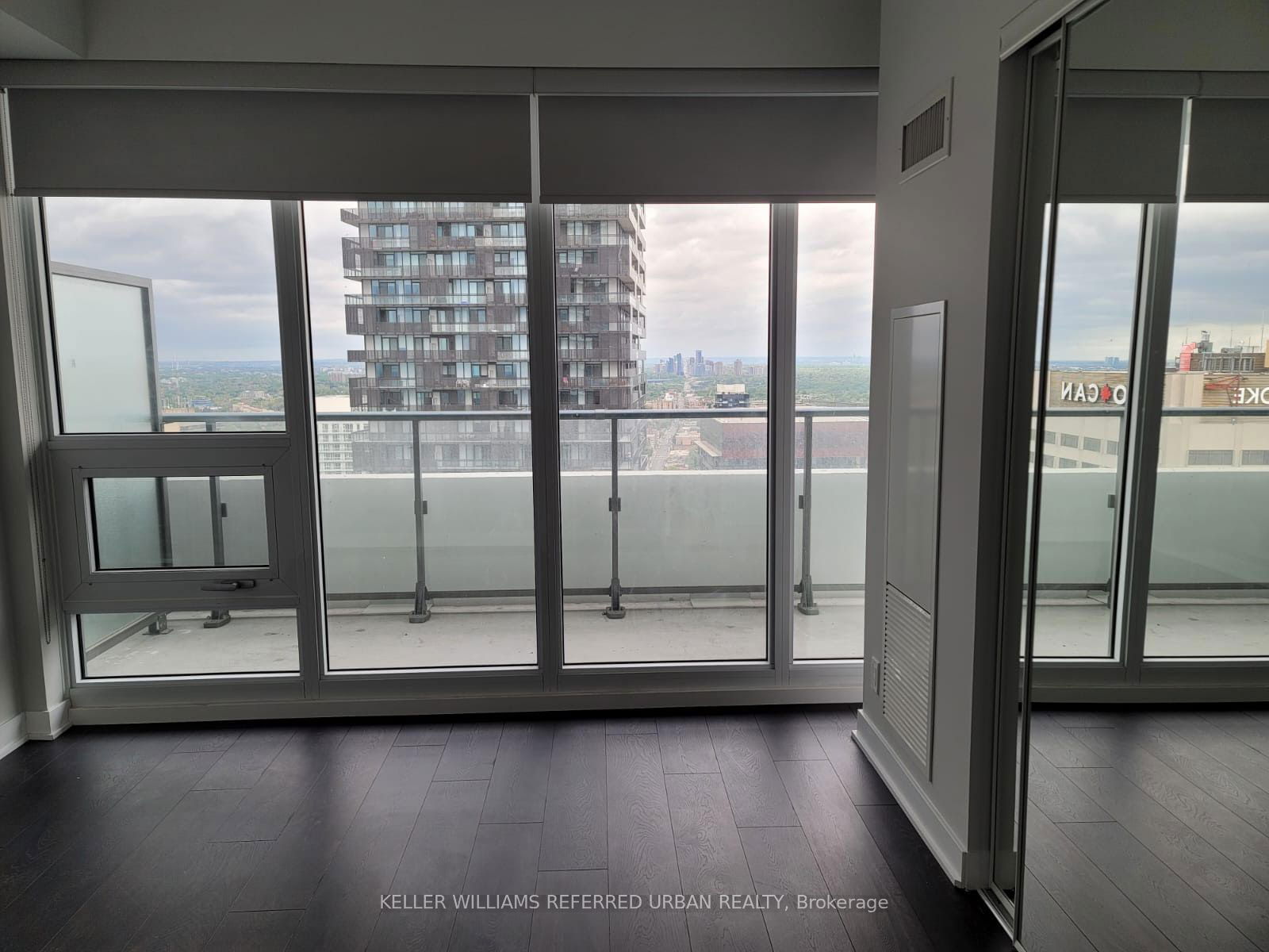 2221 Yonge St, unit 4102 for rent