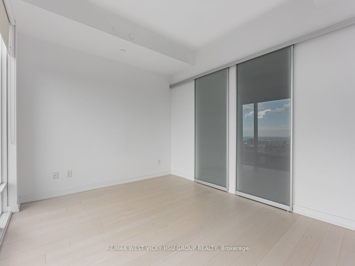 488 University Ave, unit 5202 for sale