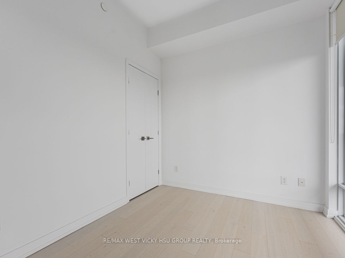 488 University Ave, unit 5202 for sale