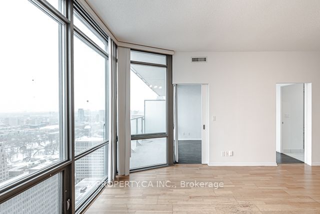 832 Bay St, unit 3502 for rent