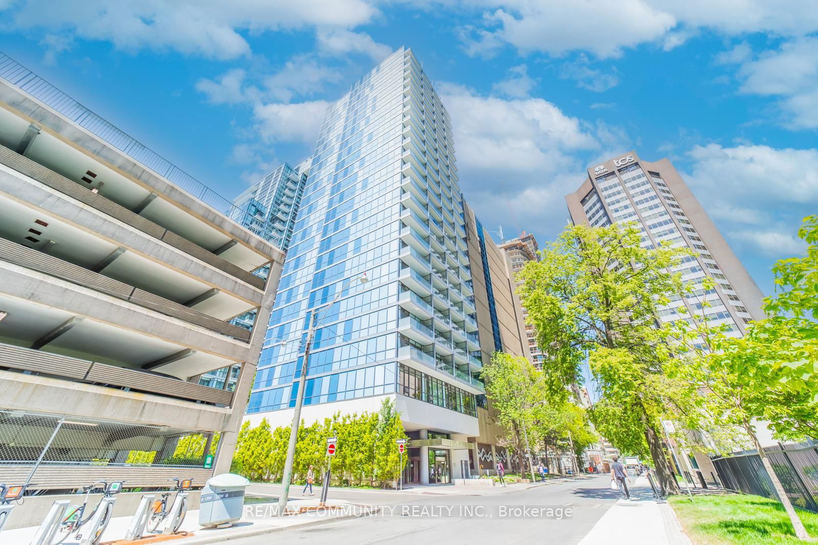 210 Simcoe St, unit 1210 for rent