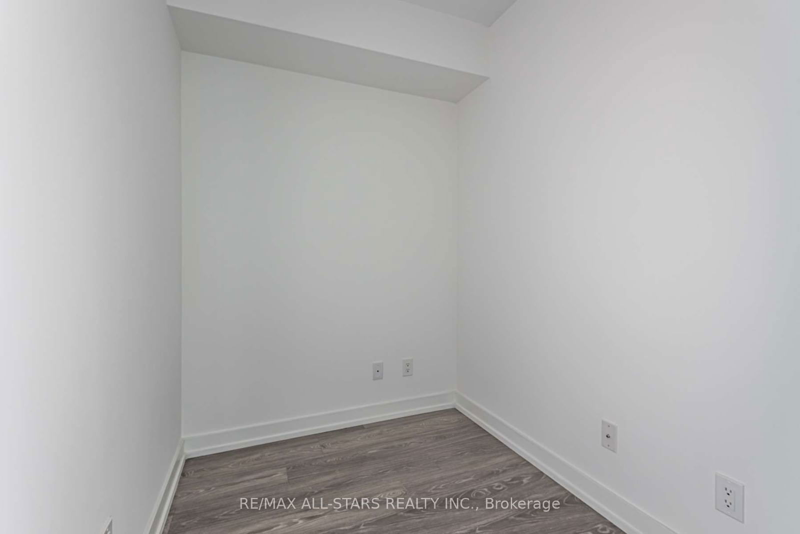 19 Western Battery Rd, unit 910 for rent