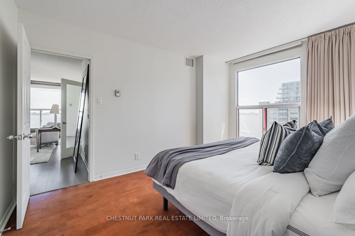 99 Harbour Sq, unit 1008 for sale