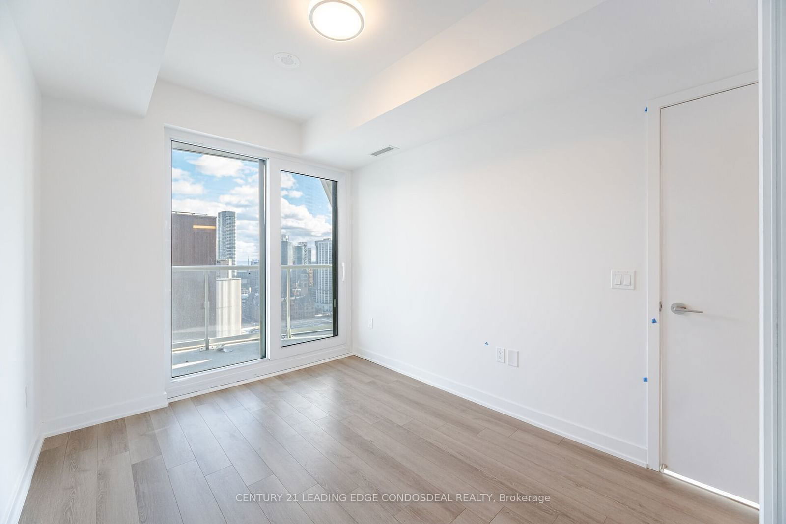 230 Simcoe St, unit 3114 for rent