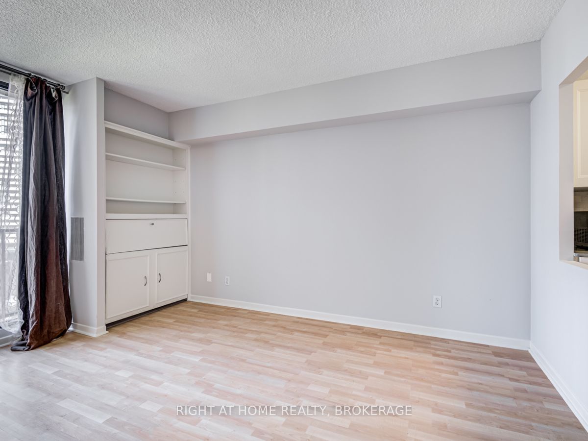 33 Harbour Sq, unit 1627 for rent