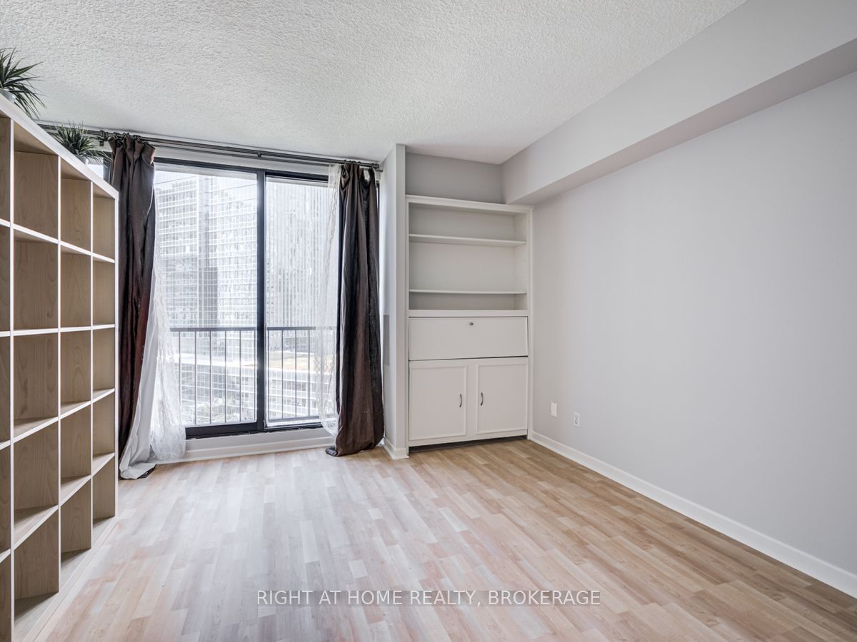 33 Harbour Sq, unit 1627 for rent