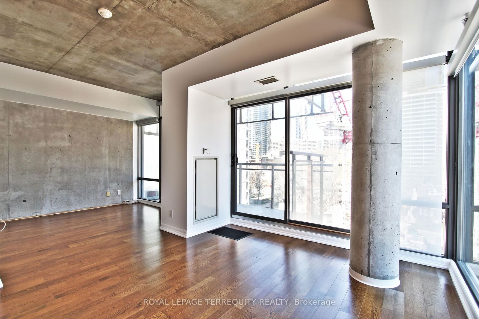 22 Wellesley St E, unit 708 for sale