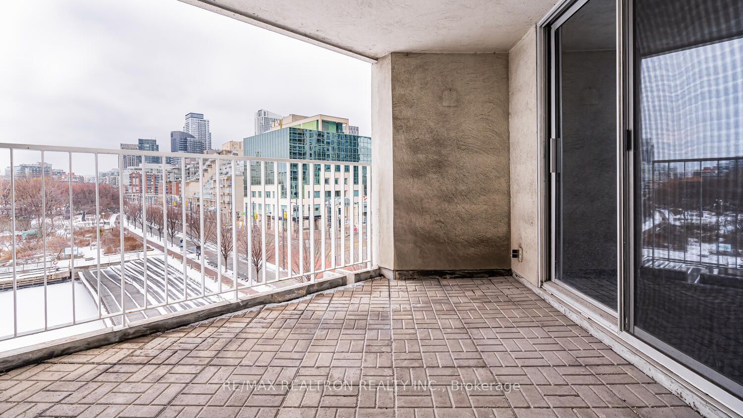 401 Queens Quay W, unit 402 for sale