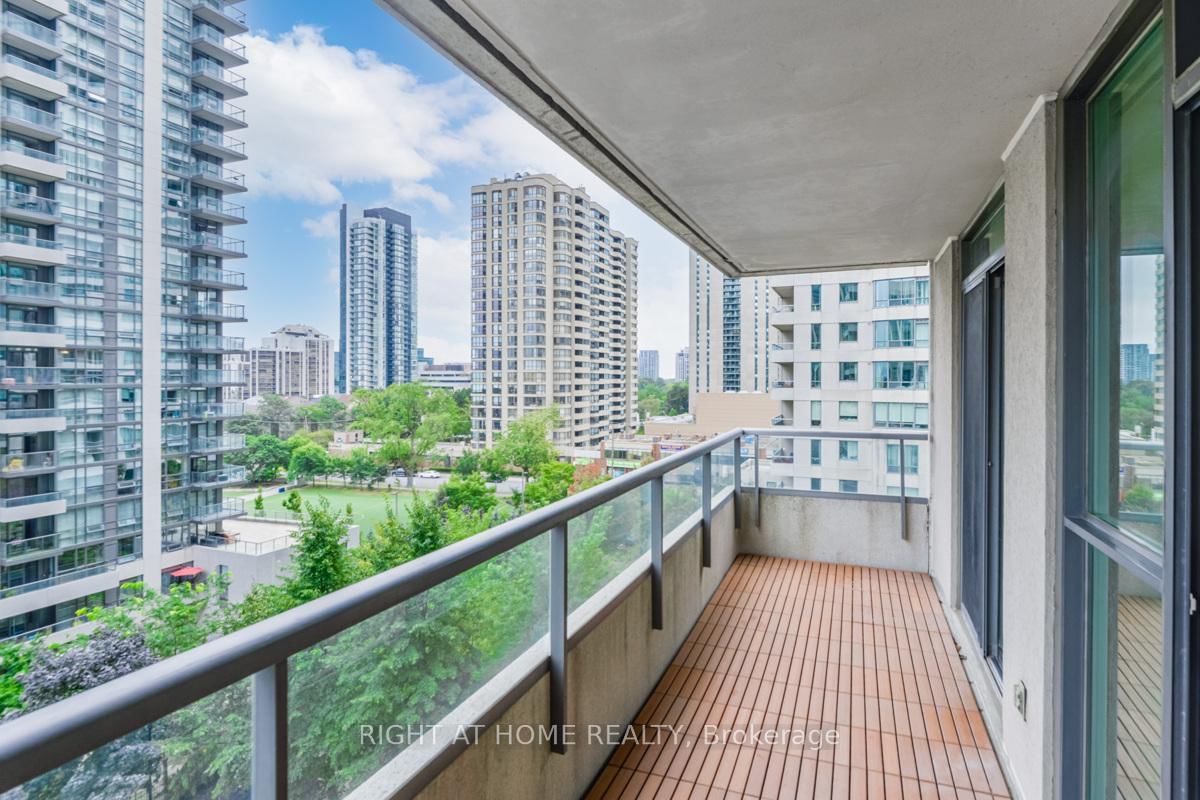 23 Hollywood Ave, unit 808 for sale