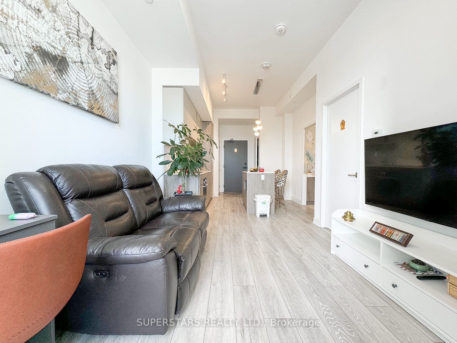 15 Holmes Ave, unit 809 for rent