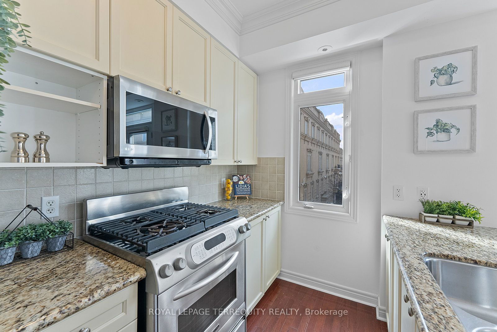 60 Carr St, unit 11 for sale